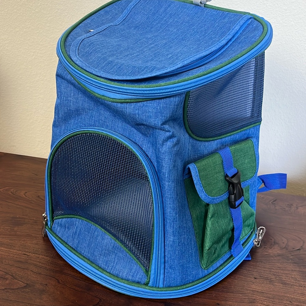 Small animal carrier with several pockets and breathing spaces